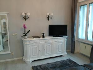 un armario blanco con un televisor encima. en Seeblick Apartment/Zimmer en Gmunden
