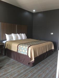 Voodi või voodid majutusasutuse Scottish Inn & Suites - Conroe toas