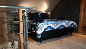 A bed or beds in a room at Het Gildehuis met sauna en jacuzzi