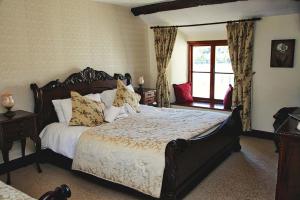 Un dormitorio con una cama grande y una ventana en Bank Ground Farm en Coniston