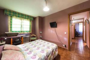 マドリードにあるVivienda Familiar con Jardin junto a Ifemaのベッドとテレビのある寝室 +53枚の写真