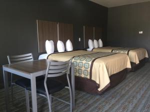Voodi või voodid majutusasutuse Scottish Inn & Suites - Conroe toas