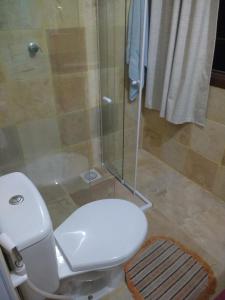 ein Badezimmer mit Toilette und Dusche in der Unterkunft Apartamento Taíba Beach Resort in Taíba