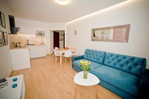 ソポトにあるCharlotte Apartment - Hav Apartsのリビングルーム(青いソファ、テーブル付)