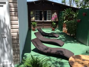 圣安德烈斯Casa Ingrid的绿地庭院,设有一些棕色座椅