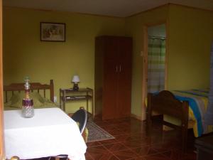 a room with a table and a bedroom with a bed at Alojamiento Valle Verde in Isla de Maipo