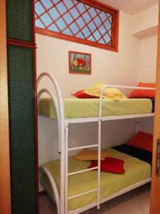 Ce dortoir comprend 2 lits superposés et une fenêtre. dans l'établissement Casa Vacanze Trinacria, à Riposto