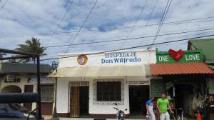 duas pessoas em frente a um edifício em AC Room 2 Persons Hospedaje Don Wilfredo em San Juan del Sur