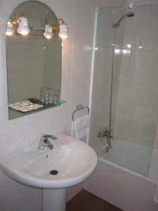 Ένα μπάνιο στο Hostal Restaurante Santa Cruz