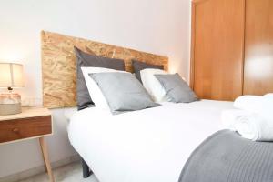Posteľ alebo postele v izbe v ubytovaní P&P Apartaments Carrera de Capuchinos