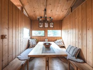 Habitación de madera con mesa y 2 sillas en Lovely Cabin Close to the Blue Lagoon with hot tube, en Hafnarfjördur