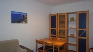 ポルティマンにあるBlue Apartmentのテーブルと本棚付きの部屋