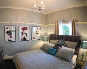A bed or beds in a room at Mountain Whispers Chatelaine Valley