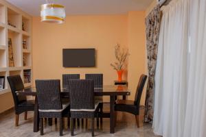 TV a/nebo společenská místnost v ubytování Klisouri Beach Villa