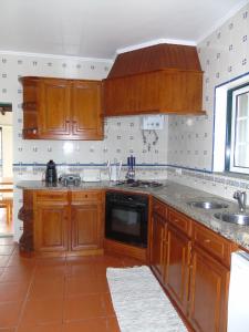 Virtuvė arba virtuvėlė apgyvendinimo įstaigoje Casa dos Salgueiros