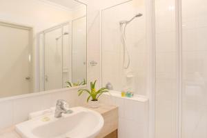 a bathroom with a shower, sink, and tub at Gecko Lodge Kalbarri in Kalbarri