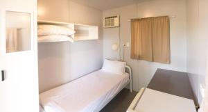 Postel nebo postele na pokoji v ubytování STORK RD BUDGET ROOMS - PRIVATE ROOMS WITH SHARED BATHROOMS access to POOL