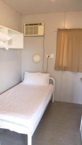 Postel nebo postele na pokoji v ubytování STORK RD BUDGET ROOMS - PRIVATE ROOMS WITH SHARED BATHROOMS access to POOL