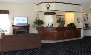 a waiting room with a reception desk and a courtroom sidx sidx sidx at Voyager Inn in Saint Ignace