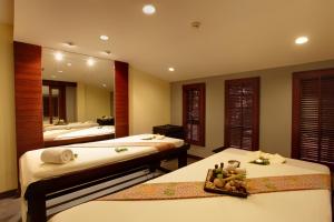 Ein Bett oder Betten in einem Zimmer der Unterkunft Khaolak Merlin Resort