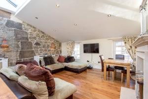 Posedenie v ubytovaní ALTIDO Spacious 3BR Mews House behind Calton Hill