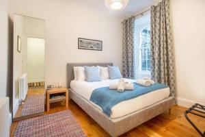 Gallery image of ALTIDO Spacious 2 Bed Apt in Ideal City Centre Location in Edinburgh