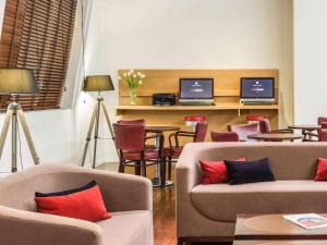 Uma TV ou centro de entretenimento em Hotel Ibis Coimbra Centro