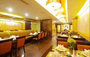 un comedor con mesas y sillas en un restaurante en One Tagaytay Place Hotel Suites OFFICIAL ACCOUNT, en Tagaytay