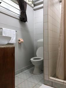 łazienka z toaletą i umywalką w obiekcie Access Units w mieście Lungga