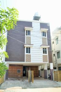 un edificio blanco con techo negro en ComfortWings en Coimbatore