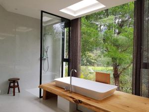 Bilik mandi di Aroundthetree Hermitage