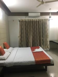 Una cama o camas en una habitación de Hill view villa bavdhan
