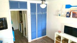 ガールドニにあるKék vitorlás apartmanの青いシャッタードア付きのお部屋