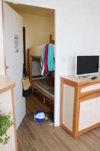 a room with a computer and a desk with a computer monitor at Résidence Goélia Bleue Océane in Carnac