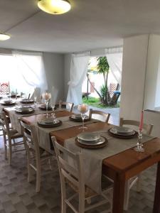 jadalnia z długim stołem i krzesłami w obiekcie Florinda B&B Viareggio w Viareggio