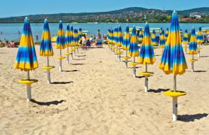 ガールドニにあるKék vitorlás apartmanの浜辺の青と黄の傘