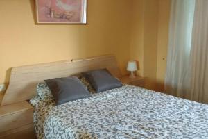 1 dormitorio con 1 cama con 2 almohadas en Cozy Apartment en Candelaria