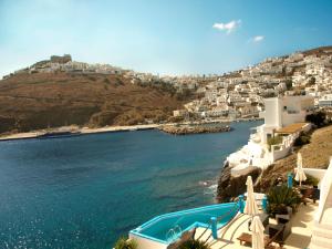 een uitzicht op de oceaan vanuit een resort bij Caldera Studios in Astypalaia-stad (Chora)