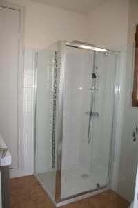 PignansにあるMaison loubiereのバスルーム(ガラス張りのシャワー付)が備わります。