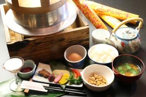 una mesa cubierta con tazones de alimentos y otros alimentos en Sangosho, en Kerizaki
