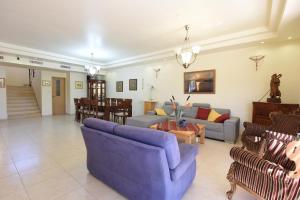 Flintstone Guest House בית ההארחה בן 11 החדרים אינו וילה פרטית אתם מזמינים רק חדרים לא את כל הוילה的休息区