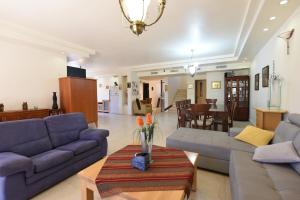Flintstone Guest House בית ההארחה בן 11 החדרים אינו וילה פרטית אתם מזמינים רק חדרים לא את כל הוילה的休息区