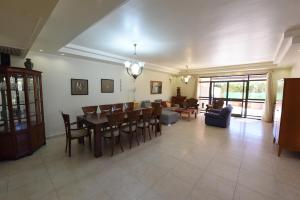 Flintstone Guest House בית ההארחה בן 11 החדרים אינו וילה פרטית אתם מזמינים רק חדרים לא את כל הוילה的休息区