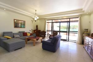Flintstone Guest House בית ההארחה בן 11 החדרים אינו וילה פרטית אתם מזמינים רק חדרים לא את כל הוילה的休息区