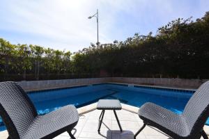 Flintstone Guest House בית ההארחה בן 11 החדרים אינו וילה פרטית אתם מזמינים רק חדרים לא את כל הוילה内部或周边的泳池