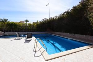 Flintstone Guest House בית ההארחה בן 11 החדרים אינו וילה פרטית אתם מזמינים רק חדרים לא את כל הוילה内部或周边的泳池