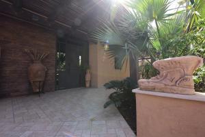 Flintstone Guest House בית ההארחה בן 11 החדרים אינו וילה פרטית אתם מזמינים רק חדרים לא את כל הוילה外面的花园