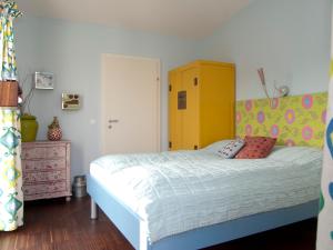 a bedroom with a bed with a yellow cabinet at The rooms Bed & Breakfast in Vienna