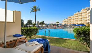 Bazén v ubytování Atrium Platinum Resort & Spa nebo v jeho okolí