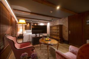 um quarto de hotel com uma cama e uma televisão em HANI I PAZARIT Boutique Hotel em Korçë